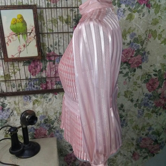 Ultra Feminine blouse - Picture 2 of 6